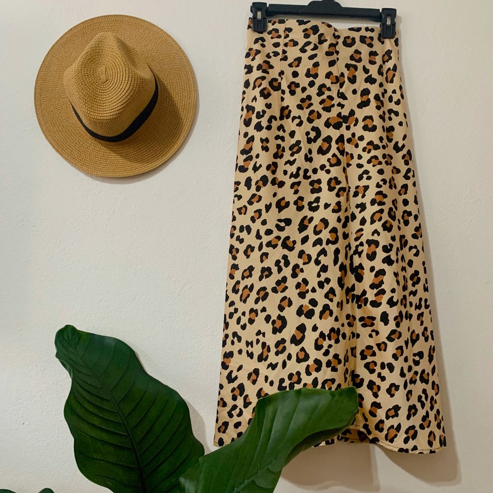 Leopard midi skirt de Forever 21 en perfectas condiciones